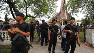 17-годишен нападна с бомба и нож католически свещеник в Индонезия