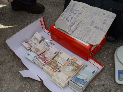 Във Варна доразбиха група, разпространявала фалшиви евро