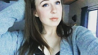 Попадаме на профила й в Instagram случайно но няма как