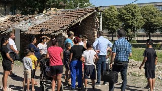 Събарят незаконните постройки в кв Хумни дол в Перник съобщава