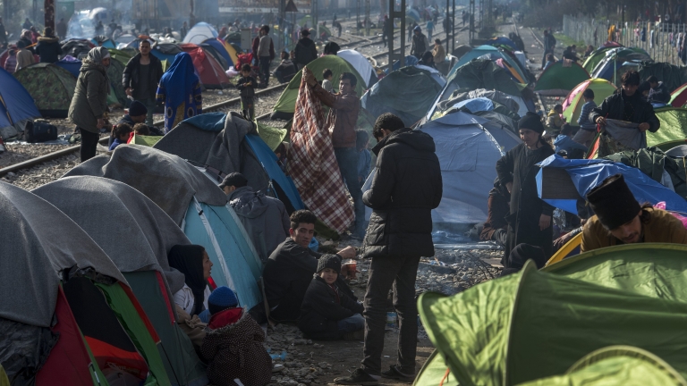 Бежанският лагер в Солун е препълнен, Гърция - на ръба