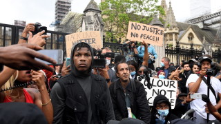 "Няма справедливост, няма мир": Хиляди в Лондон протестират срещу убийството на Флойд