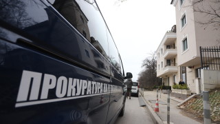 Прокурори следователи и агенти на контраразузнаването проверяват адреси в София