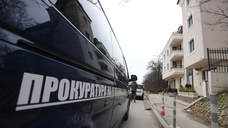 Прокурори, следователи и агенти на контраразузнаването проверяват адреси в София,