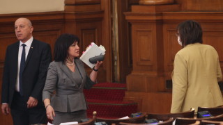 Парламентът отхвърли предложението на лидера на БСП Корнелия Нинова за