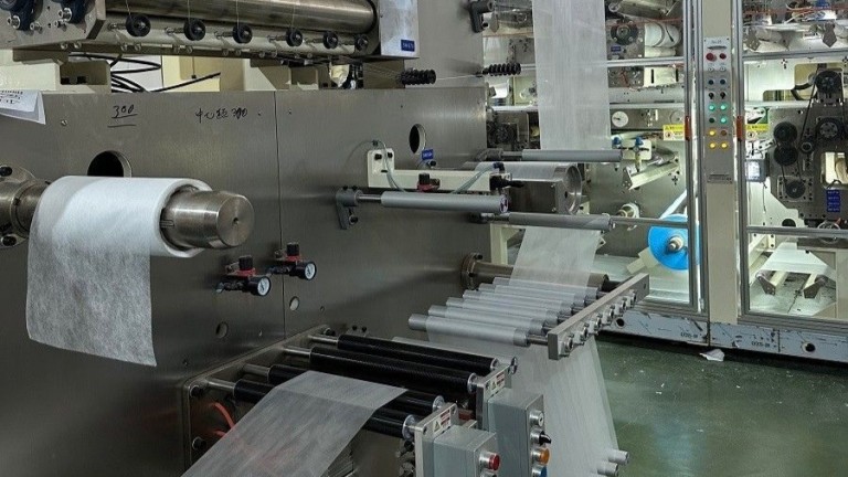 Българска компания стартира първата си поточна линия за памперси за възрастни в страната