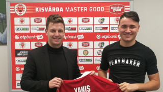 Българският национал Янис Карабельов позира с екипа на новия си