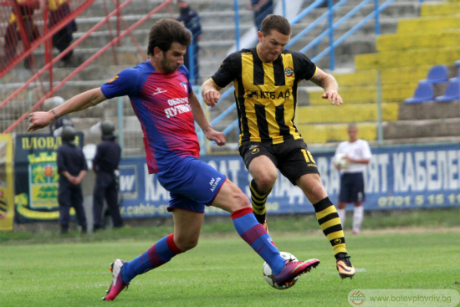 Херо води играч на Ботев в Павлодар