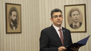 Неясноти в биографията има ли докторат в Клагенфурт е