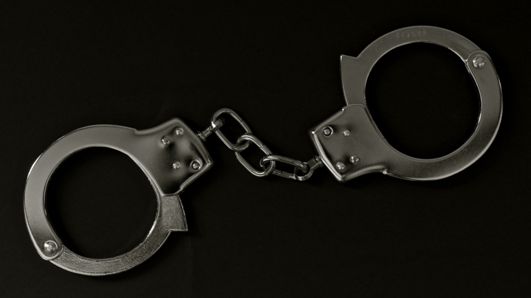 Арестуваха 41-годишен, счупил стъклото на полицията в Кърджали