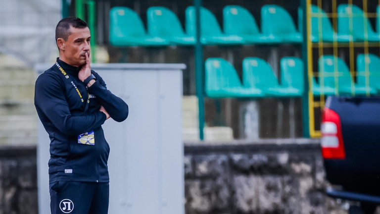 Треньорът на Локомотив (Пловдив) - Александър Томаш, умува дали да