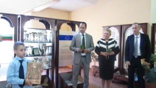 Вълчев и правителството с ясен сигнал, че държавата се бори с неграмотността