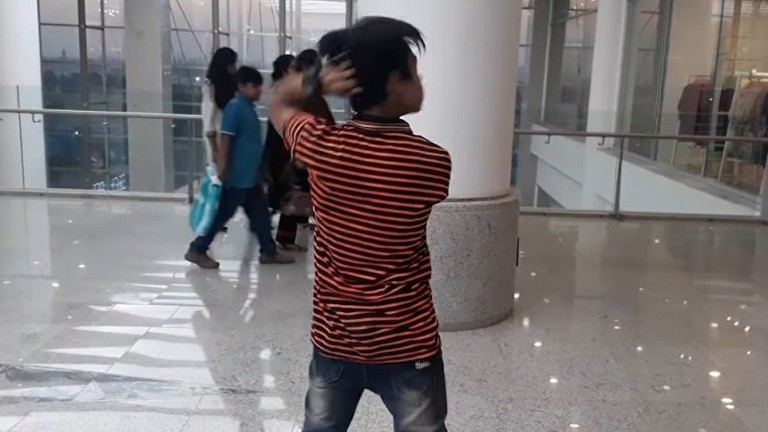Момче от Пакистан обръща главата си на 180 градуса
