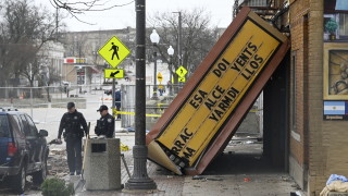 Най малко 32 към неделя са жертвите на поредицата бури и