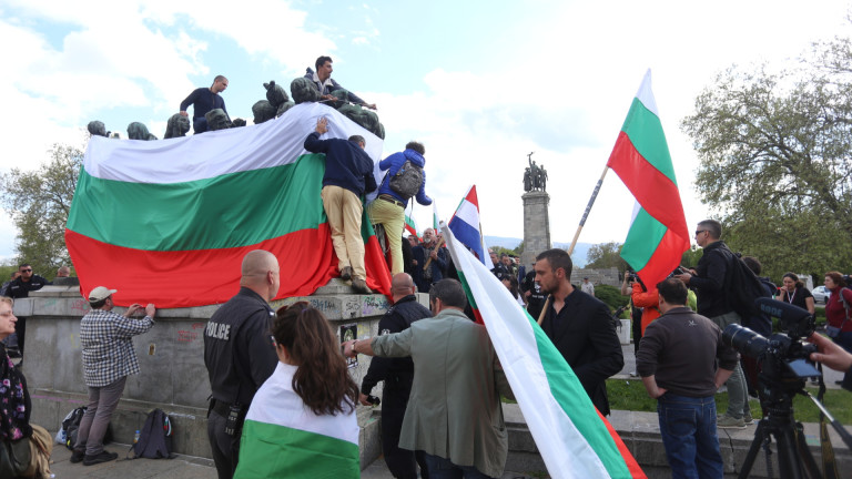 Две групи протестиращи са в почти сблъсък под Паметника на