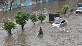 Внезапни наводнения причинени от необичайно силни мусонни дъждове убиха най малко