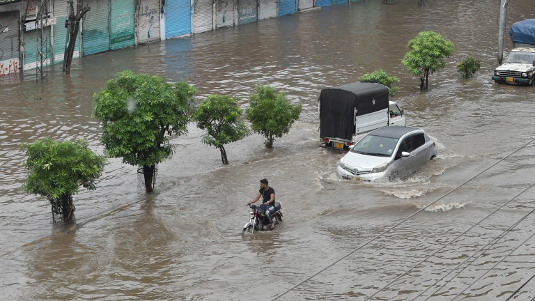 Внезапни наводнения, причинени от необичайно силни мусонни дъждове, убиха най-малко