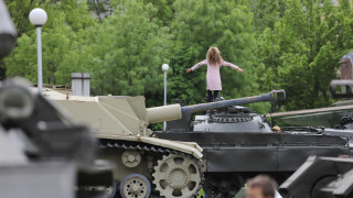 Гергьовден с танкове, войник с пушка и менче и полева боб чорба