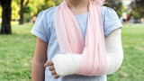  Дете счупи ръката си, откакто падна от стена за катерене в мол 