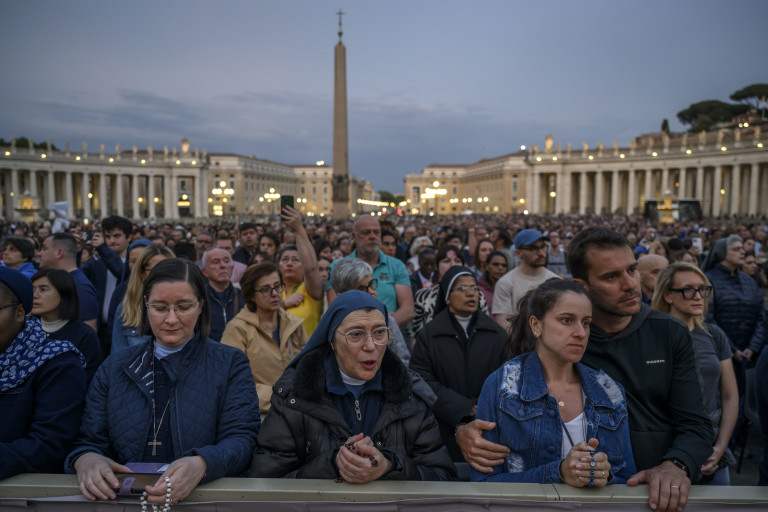 Стотици хора на месата в памет на папата във Ватикана