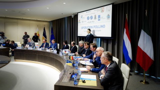 Деветдесет души са арестувани в поредица от операции насочени срещу