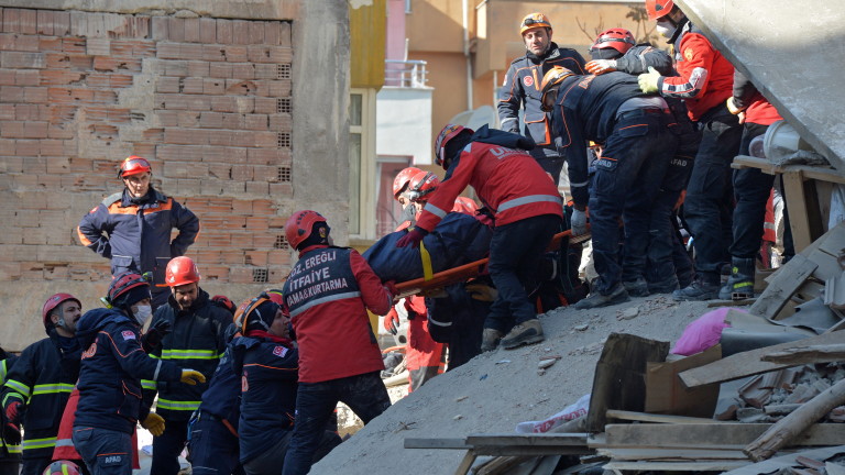 Турските спасители извадиха изпод развалините 5-годишно момиченце, съобщи БНТ. Спасяването