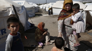 ЕС раздава „заредени” дебитни карти на бежанците в Турция