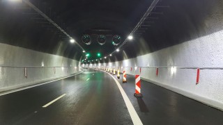 Аварирал ТИР затруднява движението в "Дупнишки тунел"