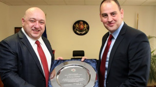 Министър Кралев награди Петър Стойчев за успеха му в първото организирано състезание по плуване на Антарктида 