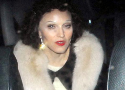 Мадона се предреши като Едит Пиаф за бал на кабалистите