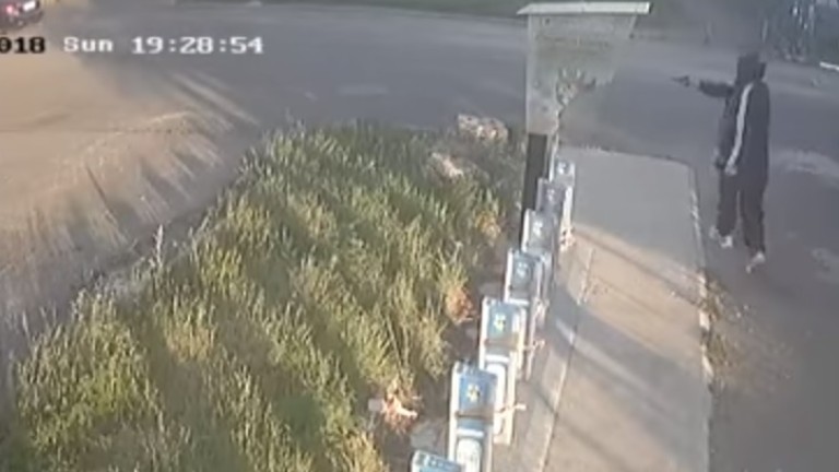 Мъж стреля по автомат за велосипеди в Бургас, съобщава bTV.