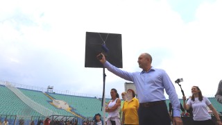 Държавният глава Румен Радев отличи участници в инициативата Спортувай с