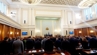 Депутатите почетоха с едноминутно мълчание и прочетоха декларации относно Международния