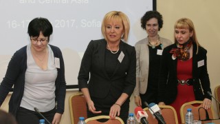 Феноменът "деца раждат деца" у нас продължава, притеснена Манолова