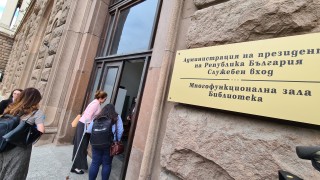 Представители на кауза За Доброто майки архитекти и инженери внесоха