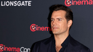 Малко са хората неподвластни на харизмата на Хенри Кавил След