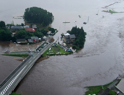 Жертвите на наводненията в Япония вече са 26
