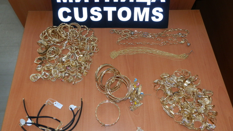 Половин килограм злато скри туристка в сутиена си