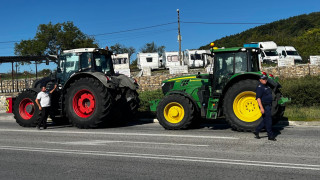 Протестиращите земеделски производители които със селскостопанска техника десетки пътни участъци
