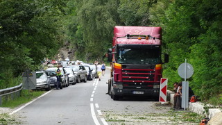 Затварят на интервали пътя Асеновград - Чепеларе заради обрушване на скали