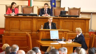 „Възраждане“ не харесаха металните решетки на вратите на НС