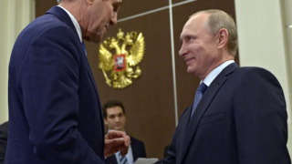 Кери доволен след среща с Путин в Сочи