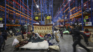 След повече от две седмици около 2 000 мигранти които