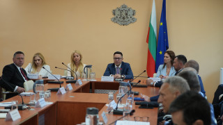 Министърът на икономиката инвестициите и индустрията Александър Пулев проведе първата