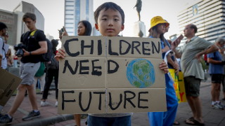 Хиляди ученици по света пак настояват за повече действия срещу климатичните промени