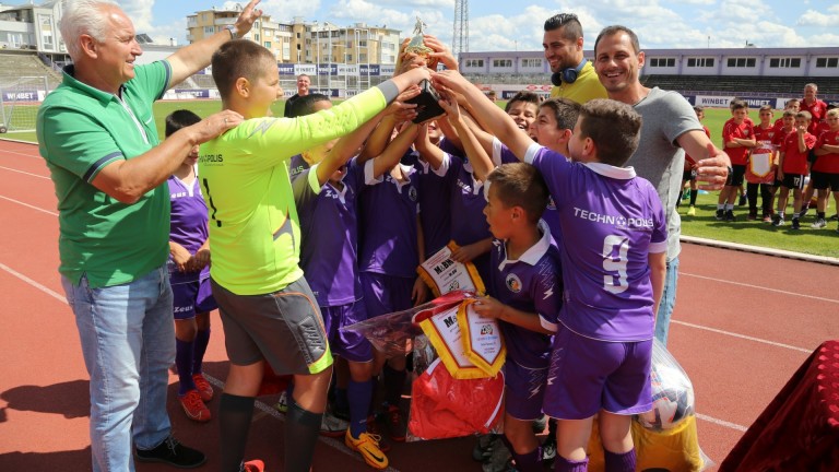 Отборът на Етър ВТ спечели безапелационно традиционния детски футболен турнир