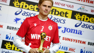 Футболистът на ЦСКА Улаус Скаршем получи наградата си за футболист