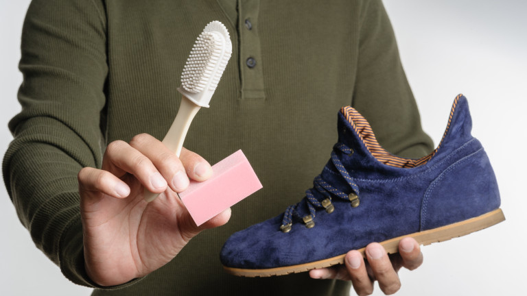 Лесен трик за почистване на обувки от велур