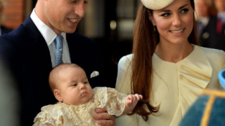 Принц Джордж беше кръстен на скромна церемония  в „Сейнт Джеймс”