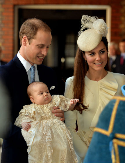 Принц Джордж беше кръстен на скромна церемония  в „Сейнт Джеймс”